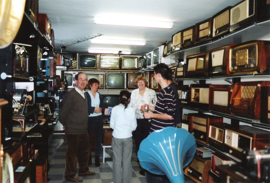 Bezoekers in het Nostalgisch Media Museum De Panne